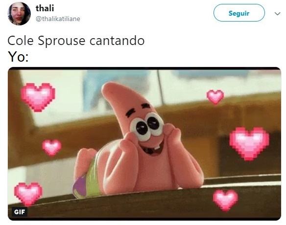 Comentario de Twitter con meme de Patricio Estrella viendo con la tele - Cole Sprouse cantando