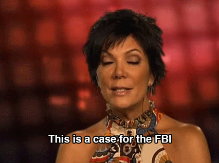 Gif escena de Keeping up with the Kardashian, Kris Jenner, saludando a la cámara y diciendo que es un caso para el FBI