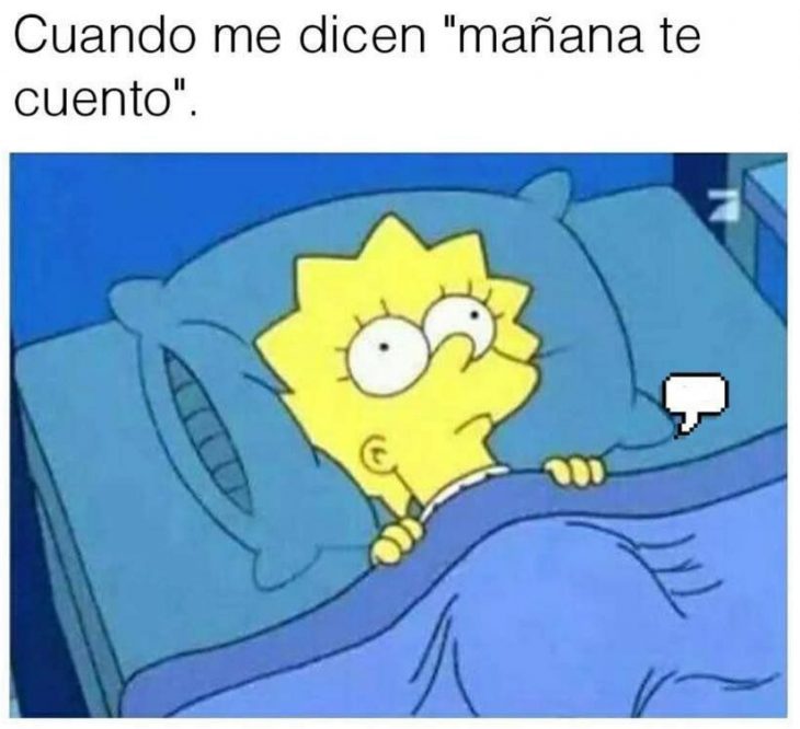 Meme de Lisa de Los Simpson recostada en la cama con los ojos abiertos que dice: "Cuando me dicen: 'mañana te cuento'"