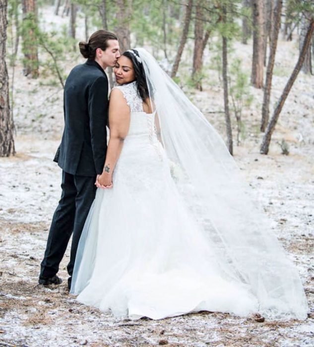 pareja de recién casados paseando en el bosque 