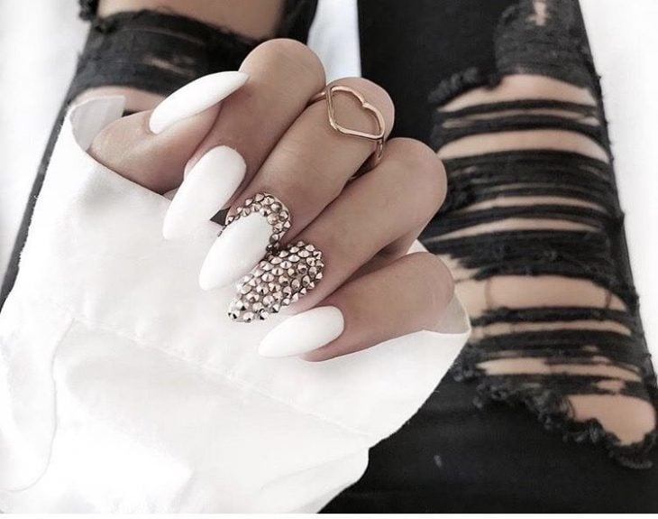 Chica con unas uñas en forma de almendra