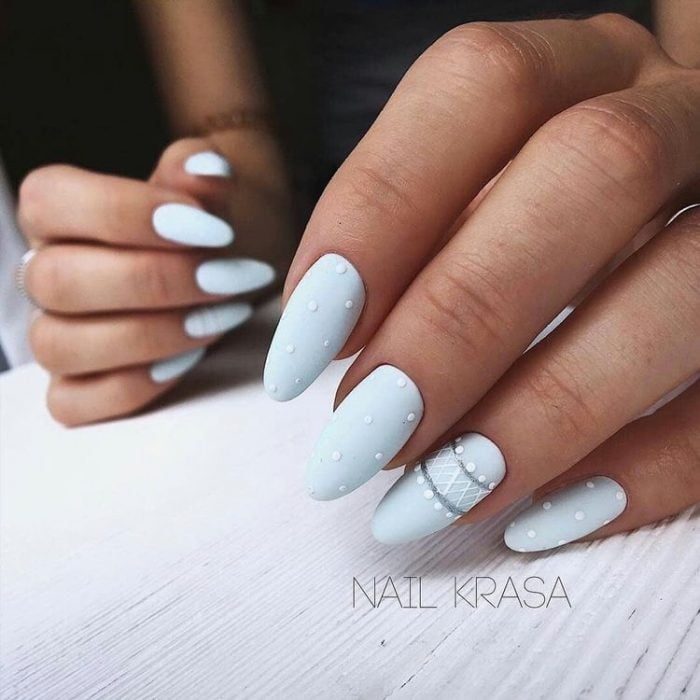 Chica con unas uñas en forma de almendra