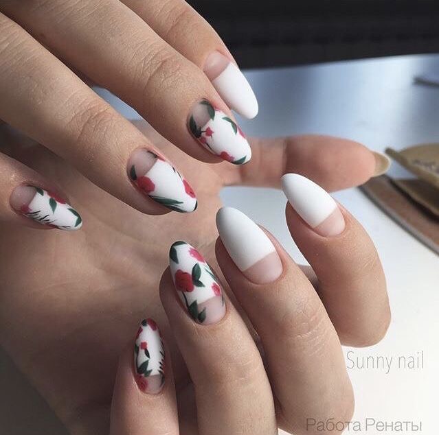 Chica con unas uñas en forma de almendra