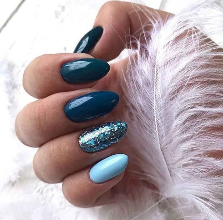 Chica con unas uñas en forma de almendra