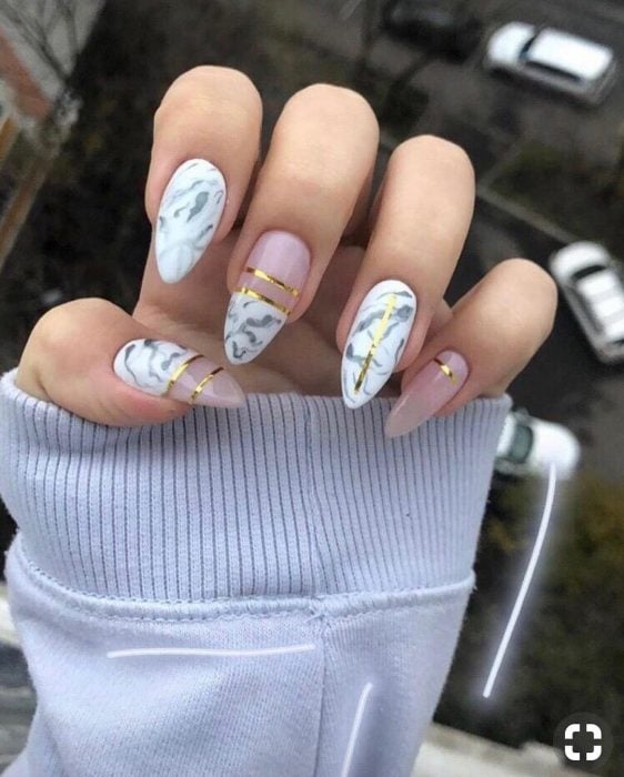 Chica con unas uñas en forma de almendra