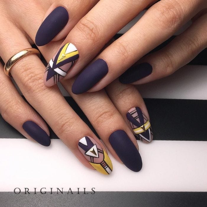 Chica con unas uñas en forma de almendra