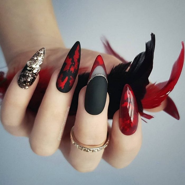 Diseños de uñas rojas con negro y pedrería