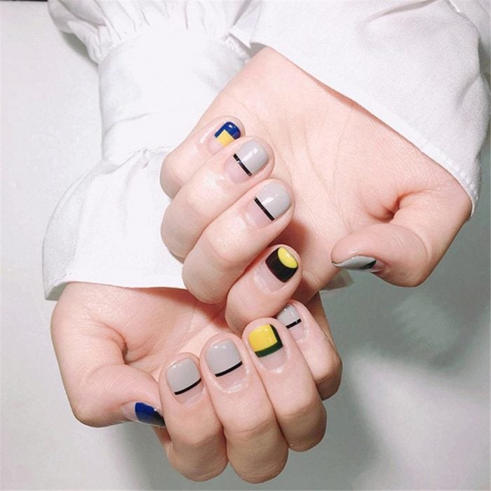 Diseños de uñas de varios colores