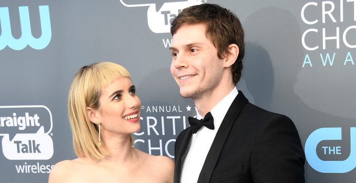 Emma Roberts y Evan Peters juntos en alfombra roja