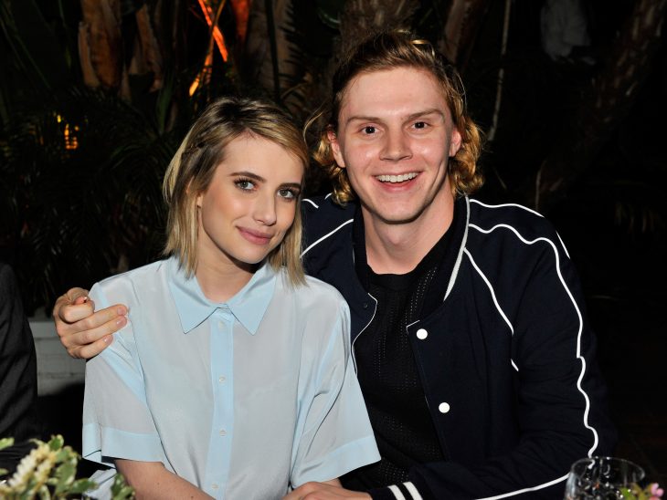 La actriz Emma Roberts y el actor Evan Peters en una cena juntos