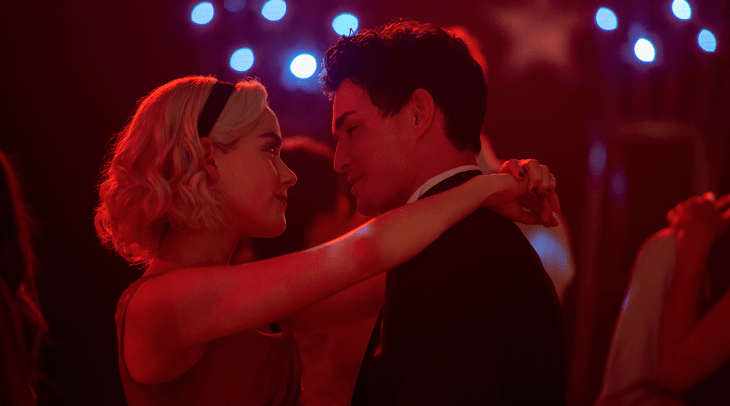 Chica bailando con su novio escena de la serie El mundo oscuro de Sabrina: parte 2