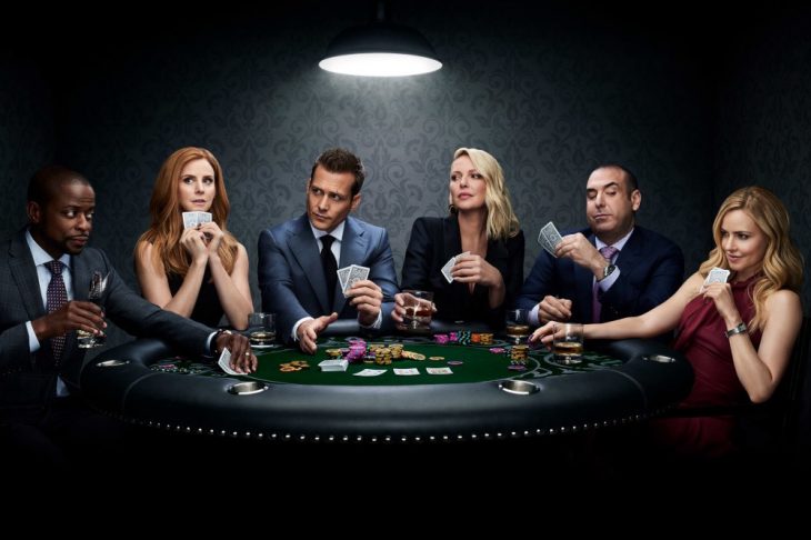 Grupo de amigos jugando poker escena de la serie Suits