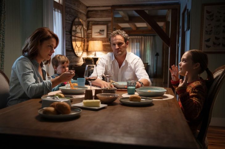 familia cenando en la cocina 