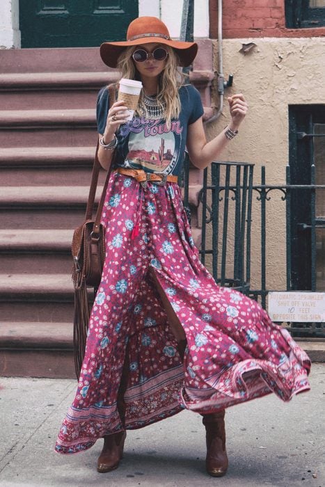 Chica usando una falda larga mientras posa para una foto en la calle 