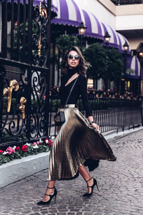 Chica usando una falda larga mientras posa para una foto en la calle 