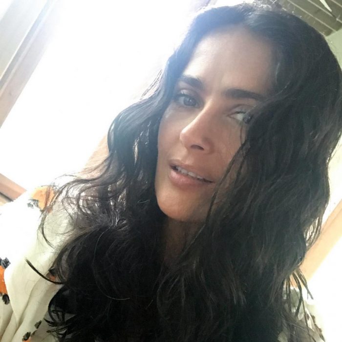 Salma Hayek posando para una selfie