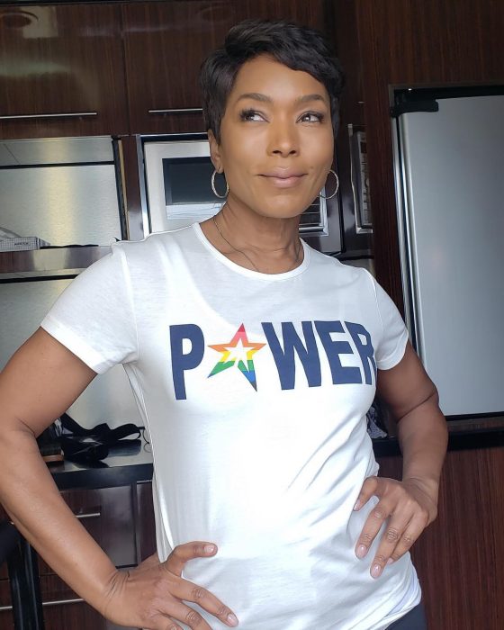 Angela Bassett posando para una foto en la cocina de su casa