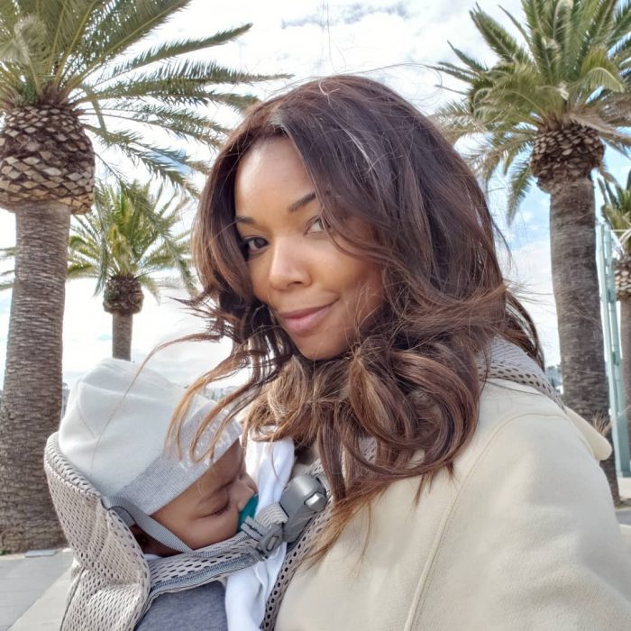 Gabrielle union sosteniendo a su bebé mientras caminan