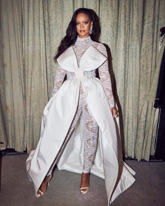 Rihanna usando un atuendo blanco con un moño grande mientras posa para una foto en Instagram 