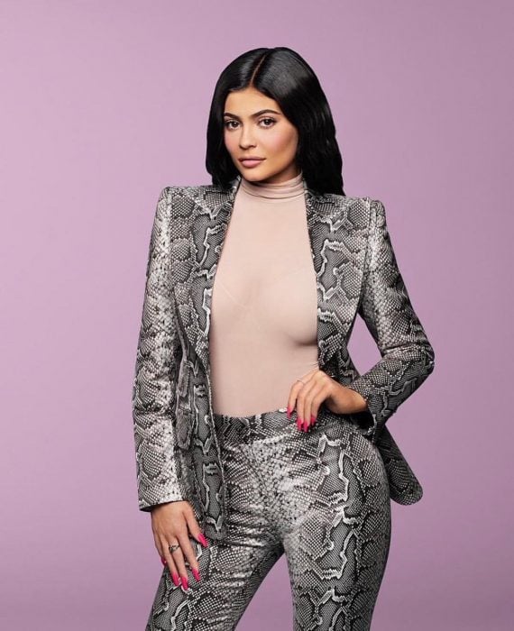 Kylie Jenner posando para la revista Forbes usando un traje sastre con estampado de animal print 