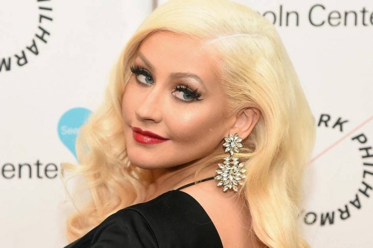 Cristina Aguilera en una alfombra roja, con vestido negro