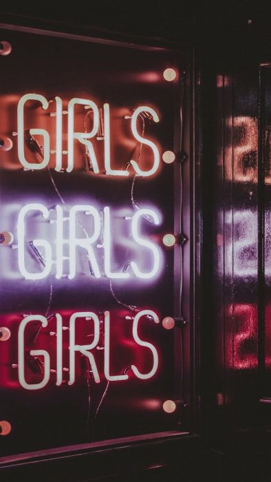 Fondo de pantalla de celular que tiene letreros de luces de neón que dicen Girls 