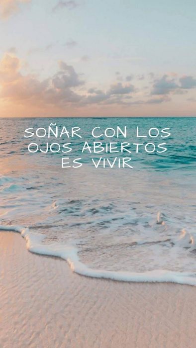 Fondo de pantalla de celular que tiene la frase soñar con los ojos abiertos es vivir sobre la arena y el mar 