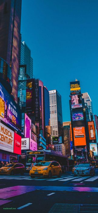 Fondo de pantalla de celular que tiene la ciudad de Nueva York iluminada con colores brillantes 