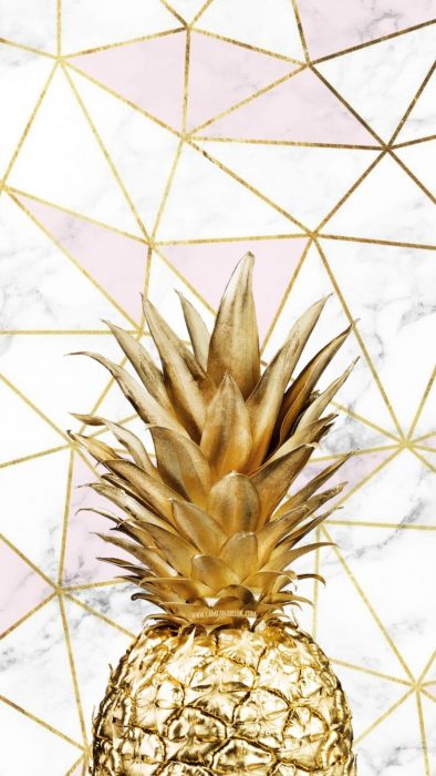 Fondo de pantalla de celular que tiene una piña en color dorado con triángulos de mármol blanco y rosa