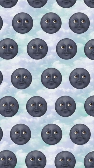 Fondos de pantalla para celular, wallpaper de emoji de luna con cara sobre un fondo con nubes