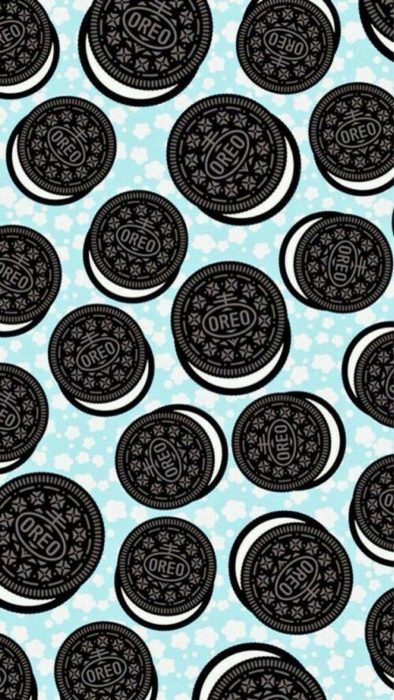 Fondo para celular, wallpaper bonito de galletas oreo sobre fondo azul claro