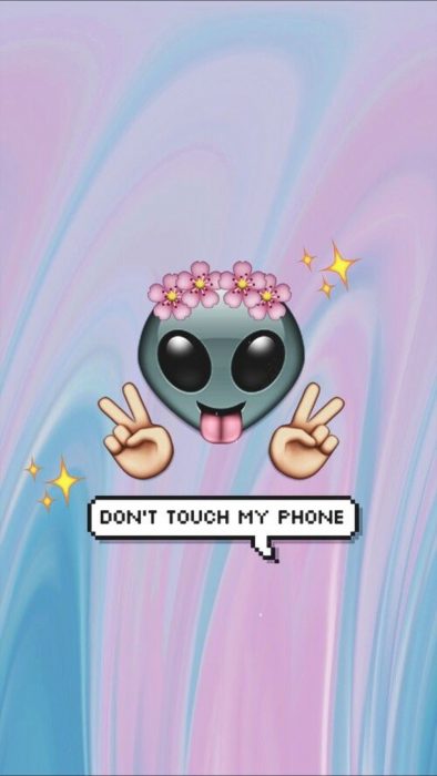 Fondos de pantalla para celular, wallpaper de emoji de extraterrestre con corona de flores sacando la lengua