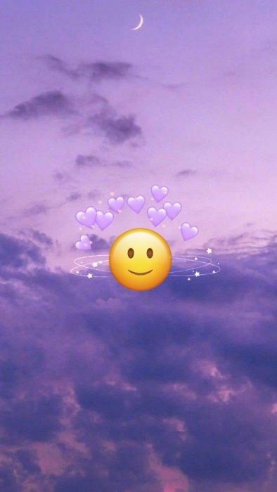 Fondos de pantalla para celular, wallpaper de emoji de carita feliz con corazones morados en cielo con nubes moradas