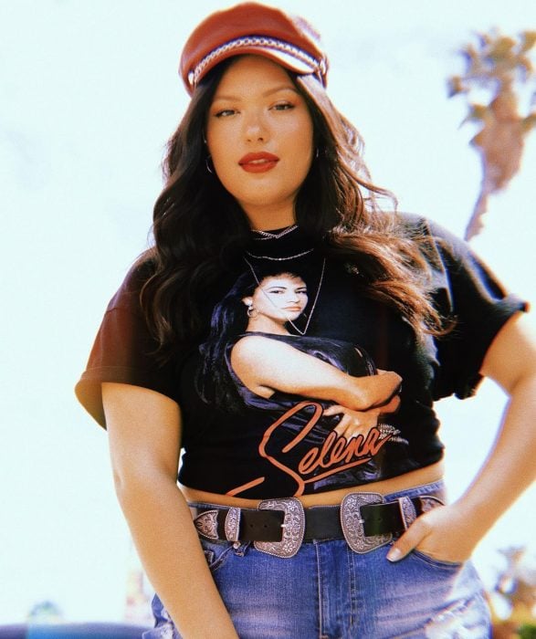 Chica con las manos dentro de los bolsillos modelando ropa de Forever 21 -Selena Quintanilla