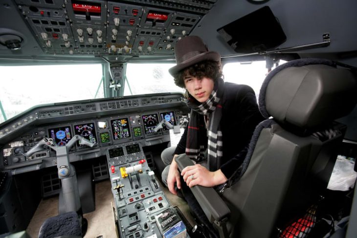 chico dentro de un avión 