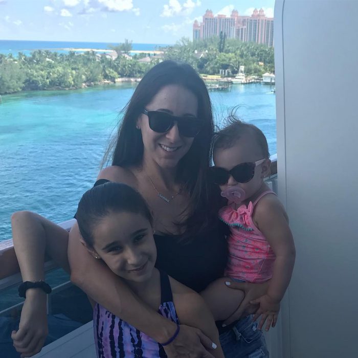 Madre y sus dos hijas en el mar