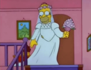 Homero Simpson con vestido de novia bajando las escaleras