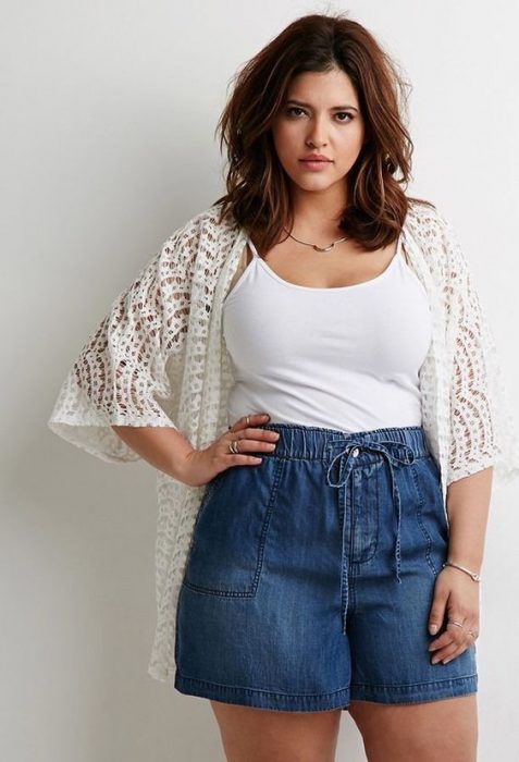 Chica modelando un short holgado de mezclilla y un blusa de tirantes blanca