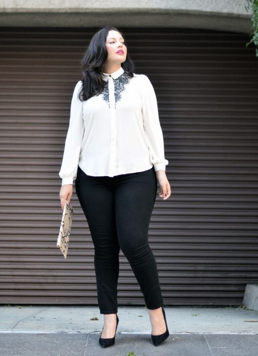 Chica modelando unos leggins negros y blusa de botones blanca