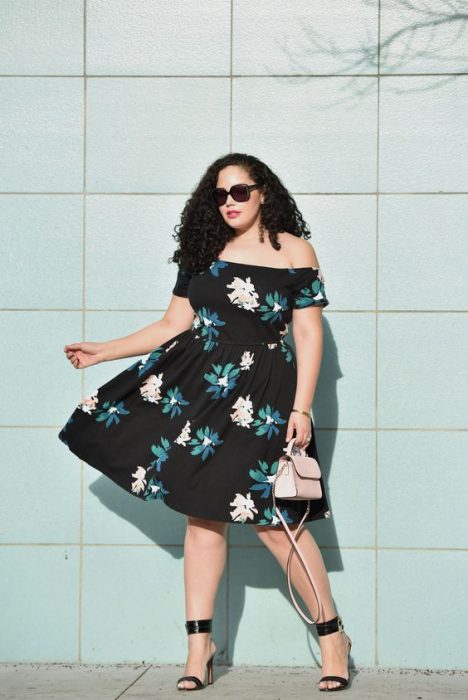 Chica plus size modelando un vestido de flores