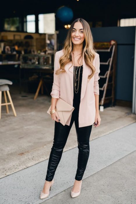 Chica con leggin negro, blazer rosa palo, con tacones y bolso del mismo color