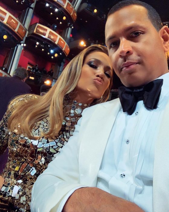 Pareja vestida con atuendos de gala, Jennifer López