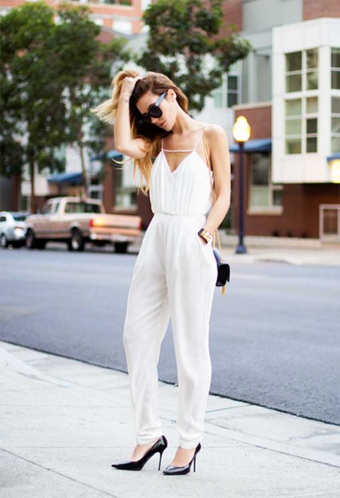 Chica usando un jumpsuit mientras está en una sesión de fotos 