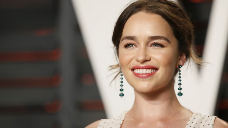 La actriz Emilia Clarke presente en una alfombra roja