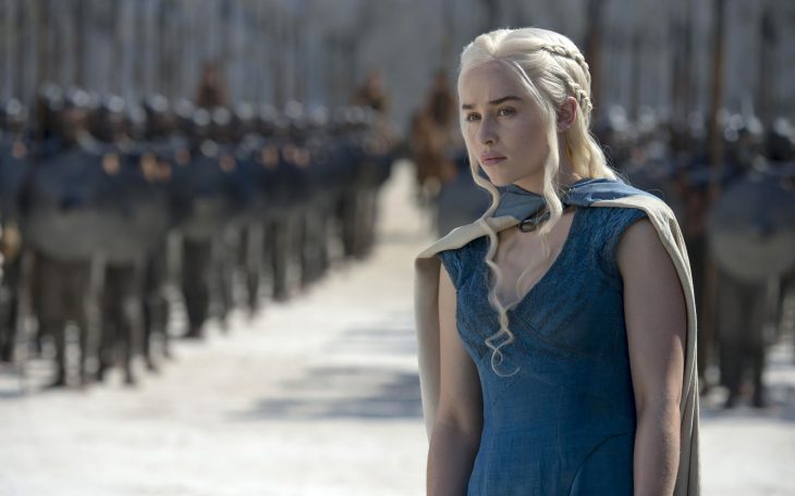 Emilia Clarke frente a una multitud de soldados para la serie televisiva Game of Thrones