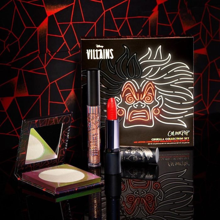 Set de maquillaje, de labial, lip gloss, paleta de sombras y rubor del personaje Cruela de Vil de Disney