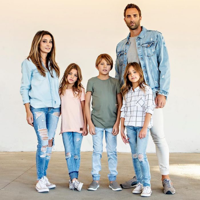 La familia Clements para una sesión fotográfica en tonos de mezclilla 