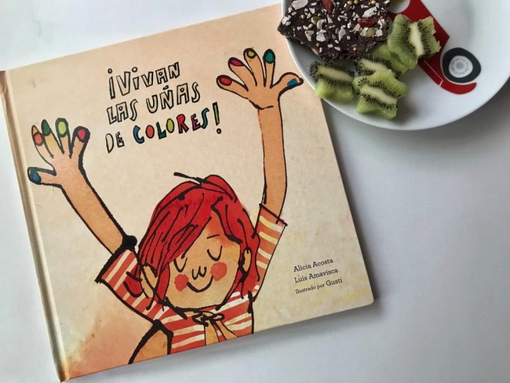 portada del libro para niños Vivan las uñas de colores