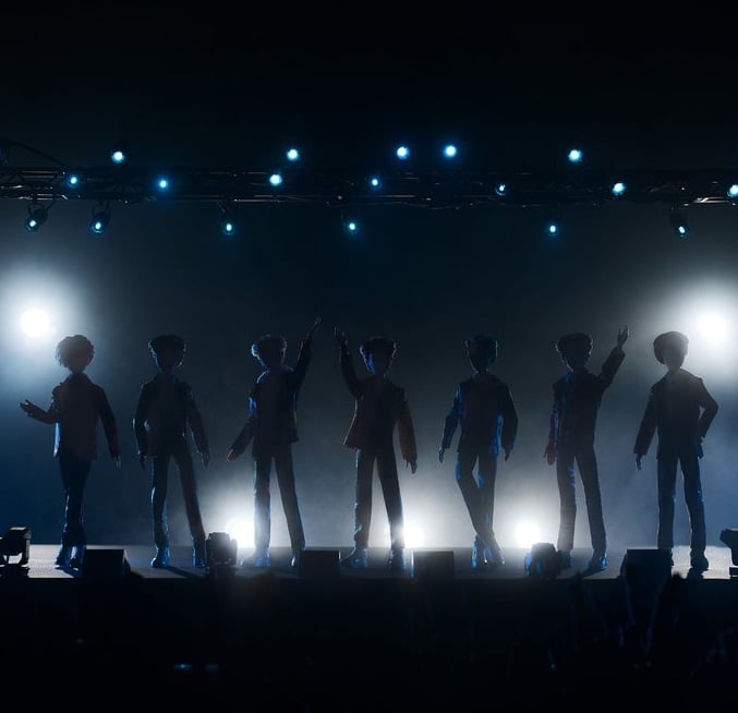Muñecos de Mattel inspirados en el grupo de K-pop BTS parados sobre un escenario e iluminados por luces de color azul 