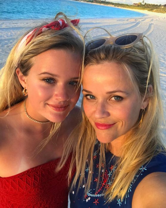 Madre e hija que se parecen abrazadas en la playa, Reese Witherspoon y Ava Elizabeth Phillippe